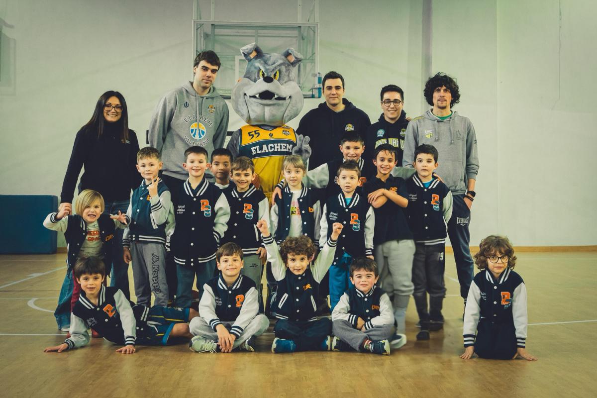 Gli aspiranti campioncini di be.school a scuola di pallacanestro 