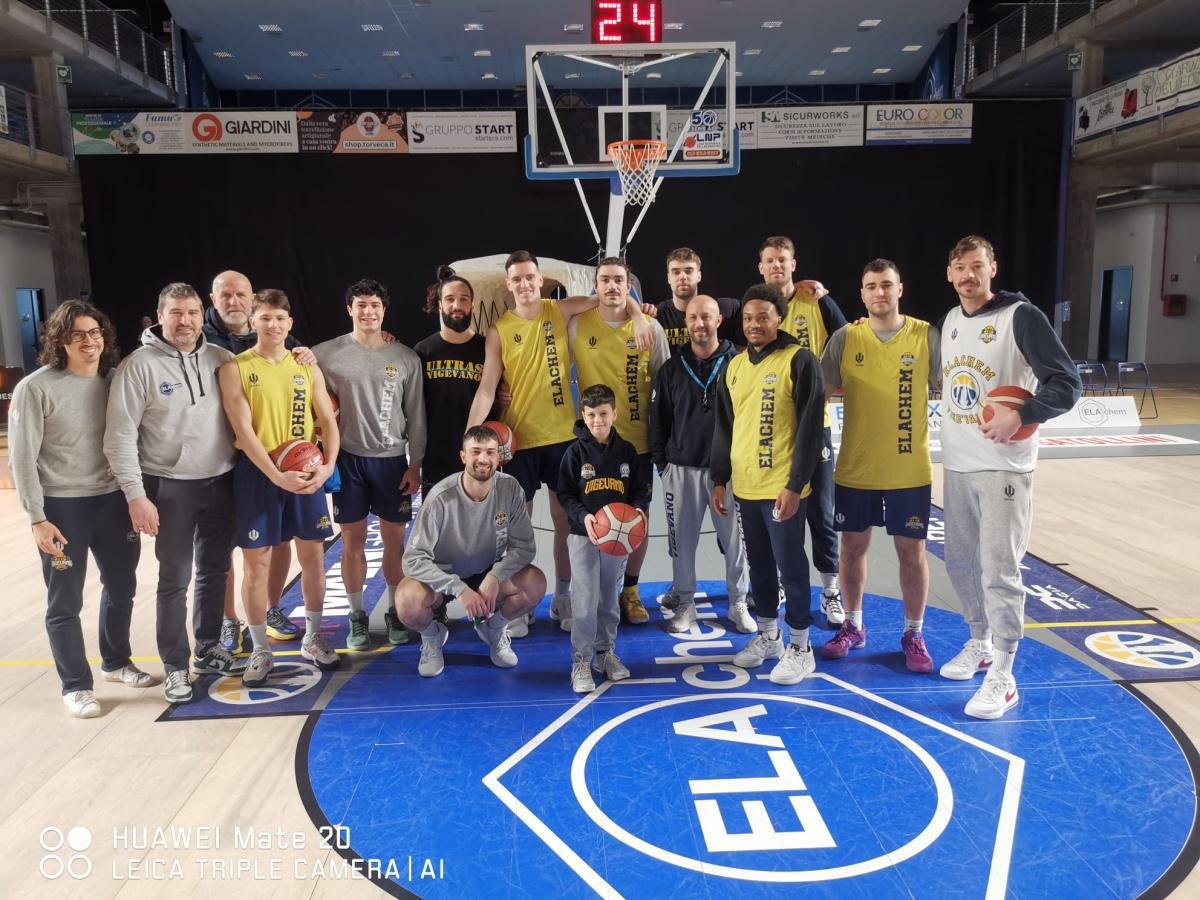 Vigevano 1955 riabbraccia Nicolò dopo il suo ritorno in tribuna