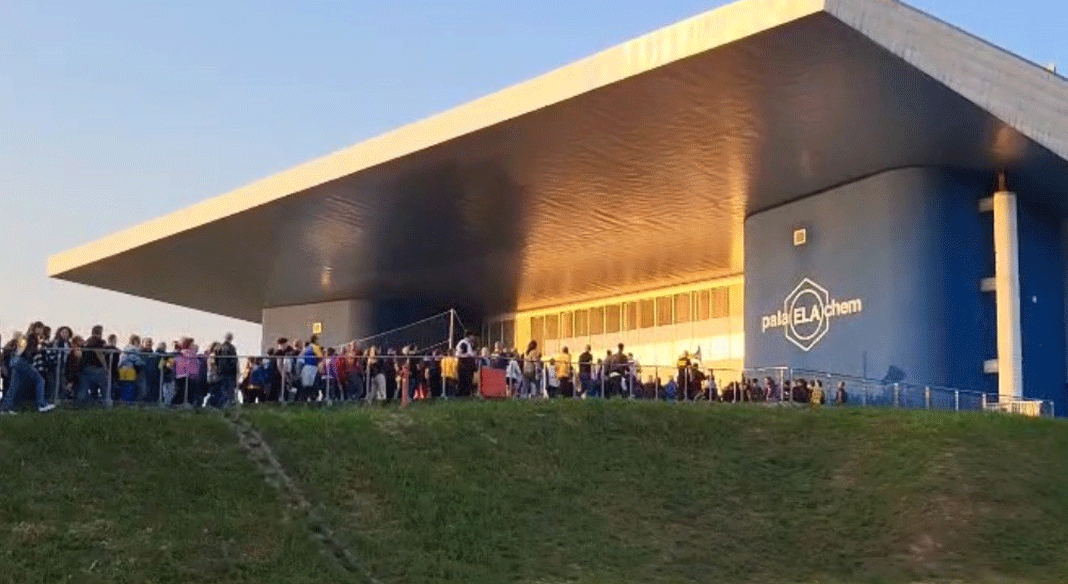 Gara-4: biglietteria aperta dalle ore 10 alle 12 e dalle 16.45 in poi, continua la vendita on line Gara-4: biglietteria aperta dalle ore 10 alle 12 e dalle 16.45 in poi, continua la vendita on line