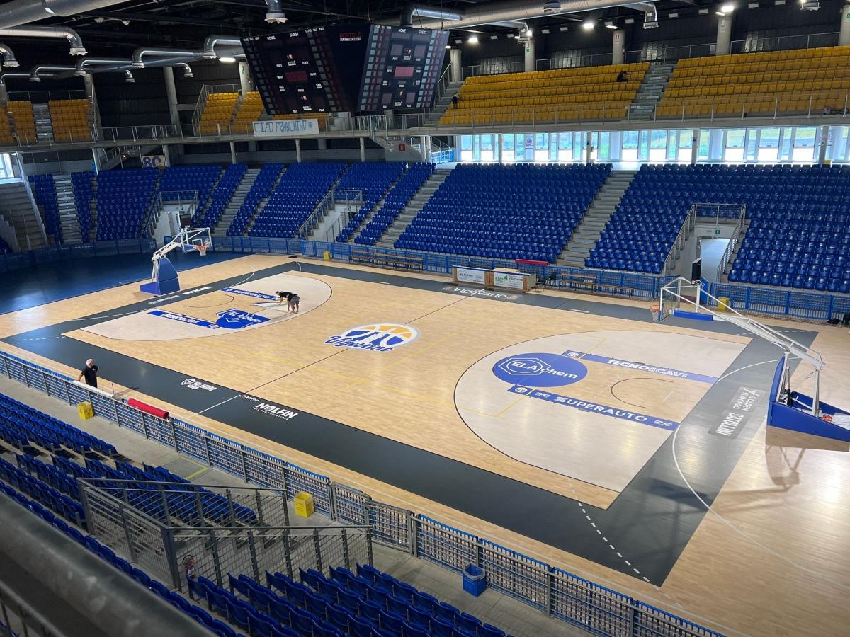 Completato il restyling, ecco il nuovo parquet del palaELAchem. Maggi: "Un campo...elegante" Completato il restyling, ecco il nuovo parquet del palaELAchem. Maggi: "Un campo...elegante"