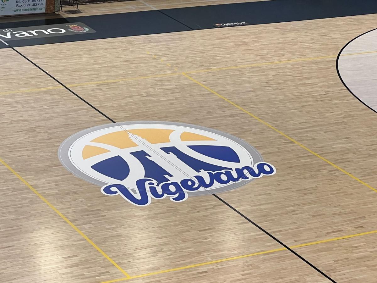 Completato il restyling, ecco il nuovo parquet del palaELAchem. Maggi: "Un campo...elegante" Completato il restyling, ecco il nuovo parquet del palaELAchem. Maggi: "Un campo...elegante"