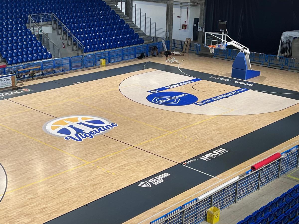 Completato il restyling, ecco il nuovo parquet del palaELAchem. Maggi: "Un campo...elegante" Completato il restyling, ecco il nuovo parquet del palaELAchem. Maggi: "Un campo...elegante"