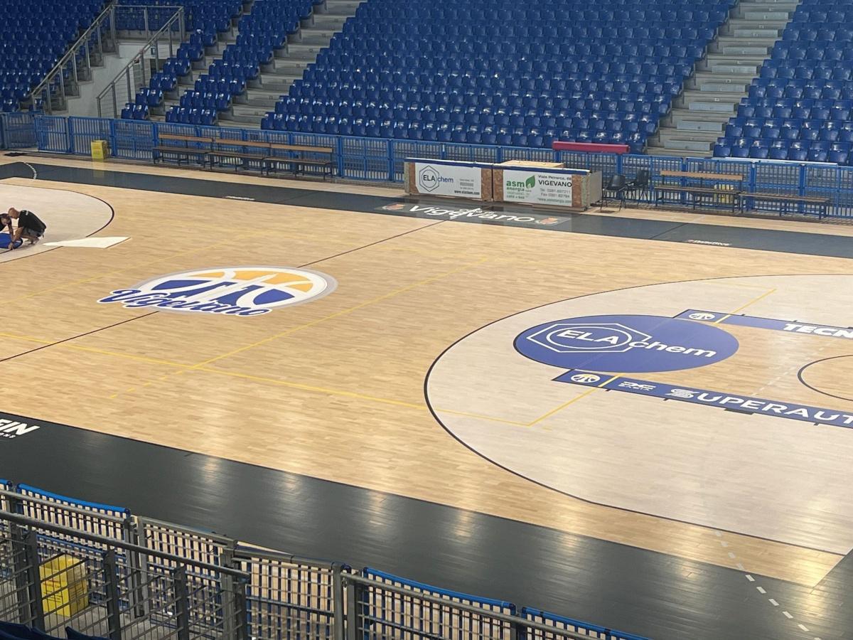 Completato il restyling, ecco il nuovo parquet del palaELAchem. Maggi: "Un campo...elegante" Completato il restyling, ecco il nuovo parquet del palaELAchem. Maggi: "Un campo...elegante"