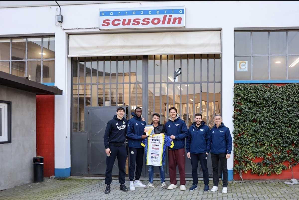 I gialloblu in visita a Carrozzeria Scussolin e Laboratorio Analisi Mediche Sant'Ambrogio I gialloblu in visita a Carrozzeria Scussolin e Laboratorio Analisi Mediche Sant'Ambrogio