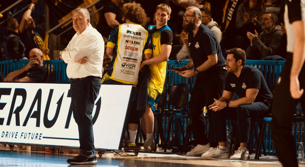 In viaggio verso Rimini, Salieri: "Livorno squadra più attrezzata del lotto, ma tutto può succedere" In viaggio verso Rimini, Salieri: "Livorno squadra più attrezzata del lotto, ma tutto può succedere"