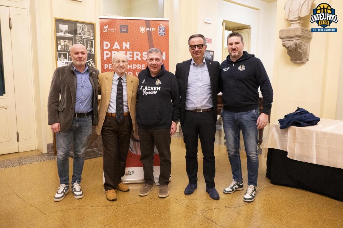 “Per sempre Numero1”, coach Dan Peterson ospite a Vigevano con il suo docufilm “Per sempre Numero1”, coach Dan Peterson ospite a Vigevano con il suo docufilm