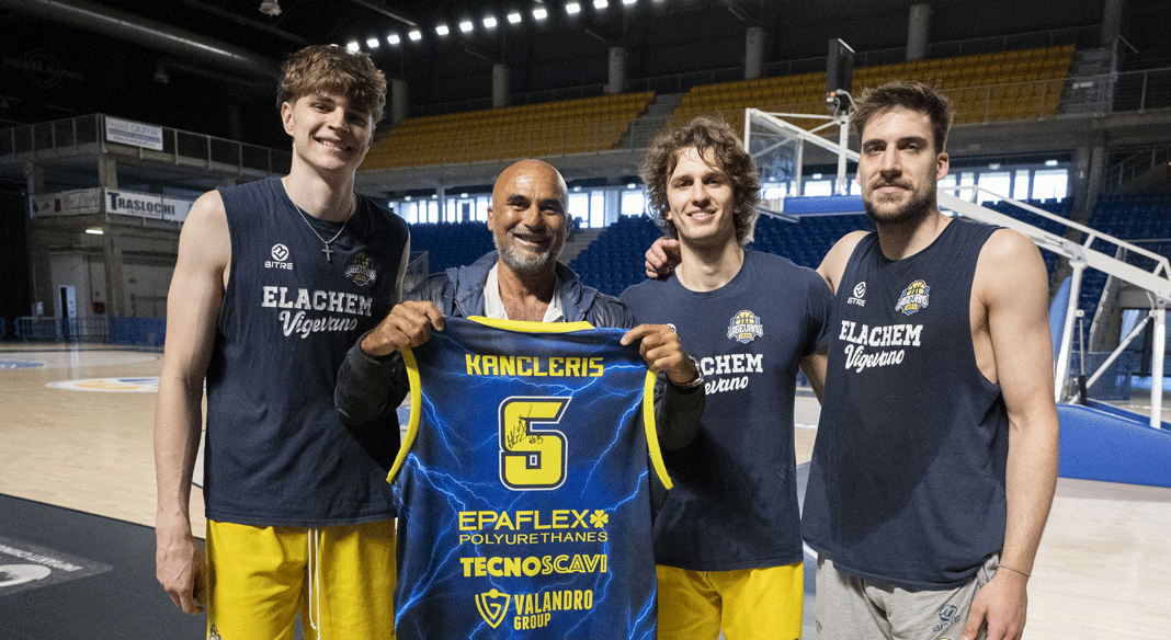 Premiati gli abbonati "Eroi" per la loro fedeltà ai colori gialloblu Premiati gli abbonati "Eroi" per la loro fedeltà ai colori gialloblu