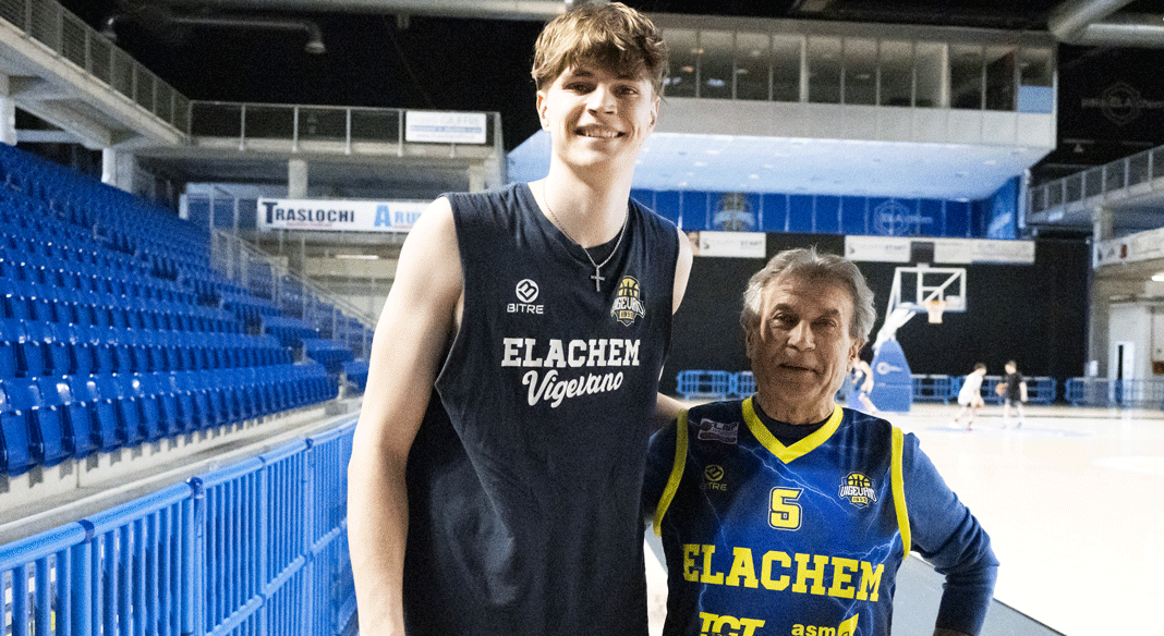 Premiati gli abbonati "Eroi" per la loro fedeltà ai colori gialloblu Premiati gli abbonati "Eroi" per la loro fedeltà ai colori gialloblu