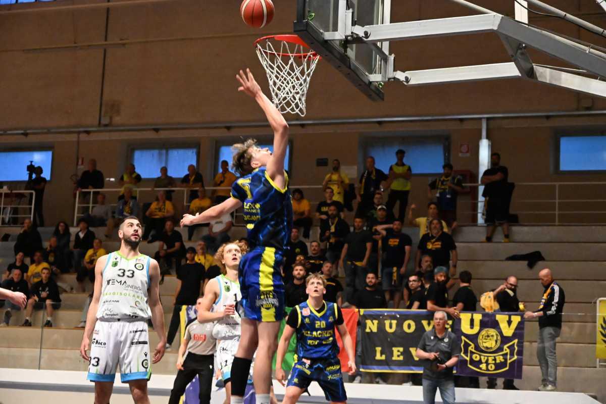 Vigevano vince 67-82 a Faenza e chiude la serie dei quarti di finale Vigevano vince 67-82 a Faenza e chiude la serie dei quarti di finale