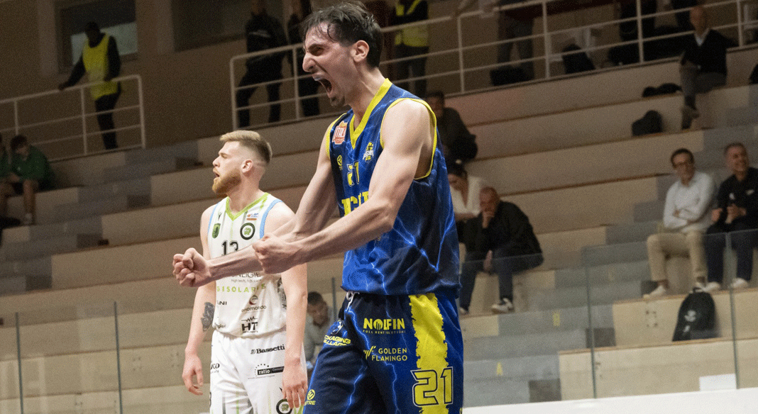 Martedì scade la prevendita di gara 1 e 2 per abbonati STANDARD/RIDOTTI/FAMILY CAT. Squadra di nuovo in campo Martedì scade la prevendita di gara 1 e 2 per abbonati STANDARD/RIDOTTI/FAMILY CAT. Squadra di nuovo in campo