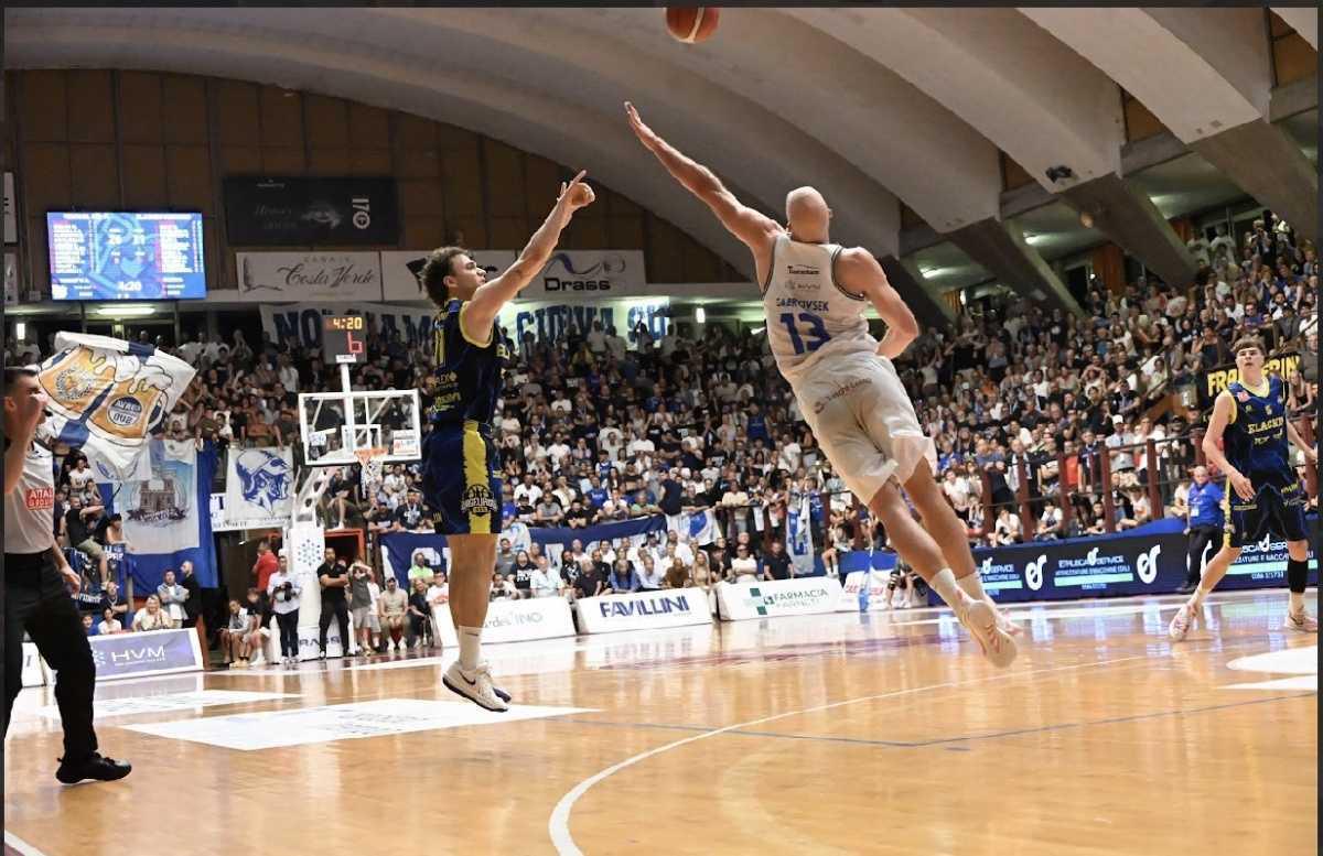 Livorno rimonta Vigevano e vince gara-3 per 74-72