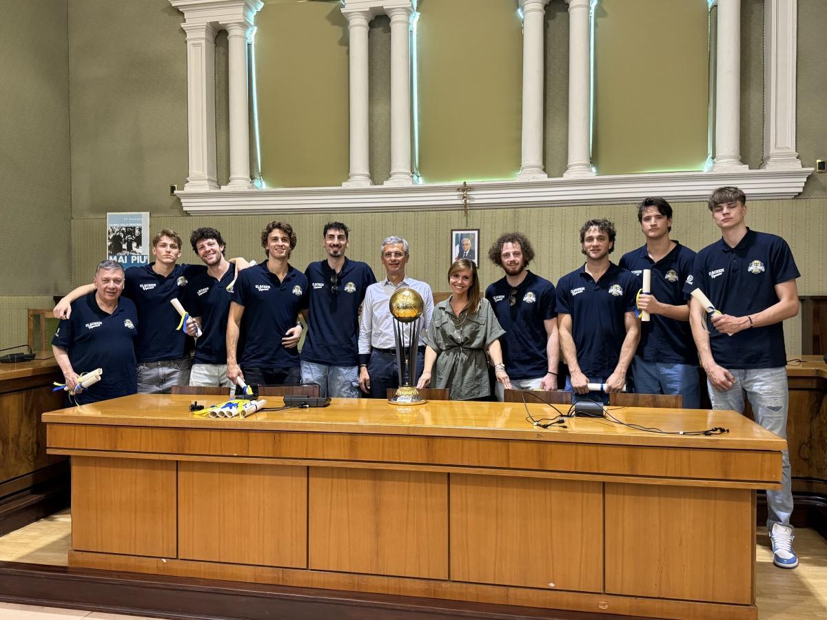 La squadra ricevuta in Comune dal Sindaco Previde Massara 