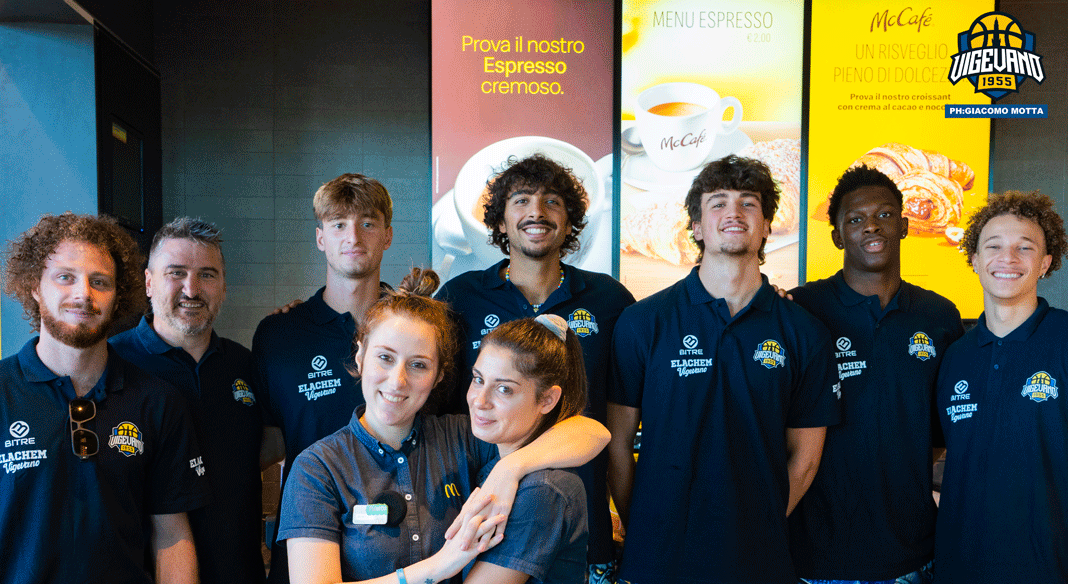 Si rinnova la partnership con McDonald's, sei giocatori in visita nella rinnovata sede vigevanese