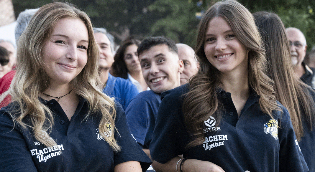 Le hostess gialloblu e i ragazzi di UBUNTU dicono: presenti! Le hostess gialloblu e i ragazzi di UBUNTU dicono: presenti!