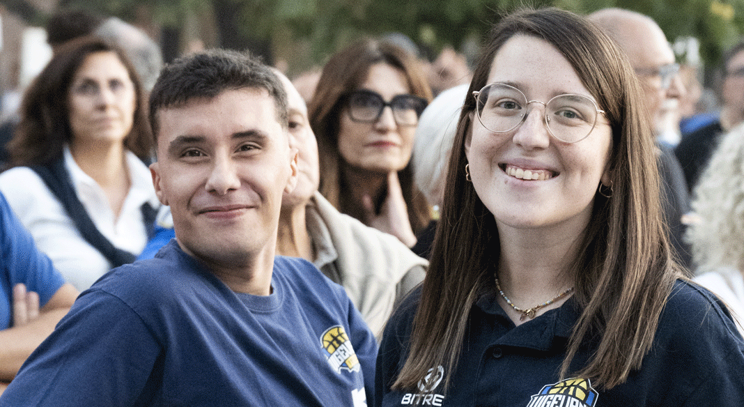 Le hostess gialloblu e i ragazzi di UBUNTU dicono: presenti!