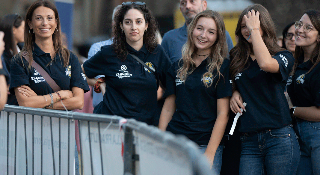 Le hostess gialloblu e i ragazzi di UBUNTU dicono: presenti!