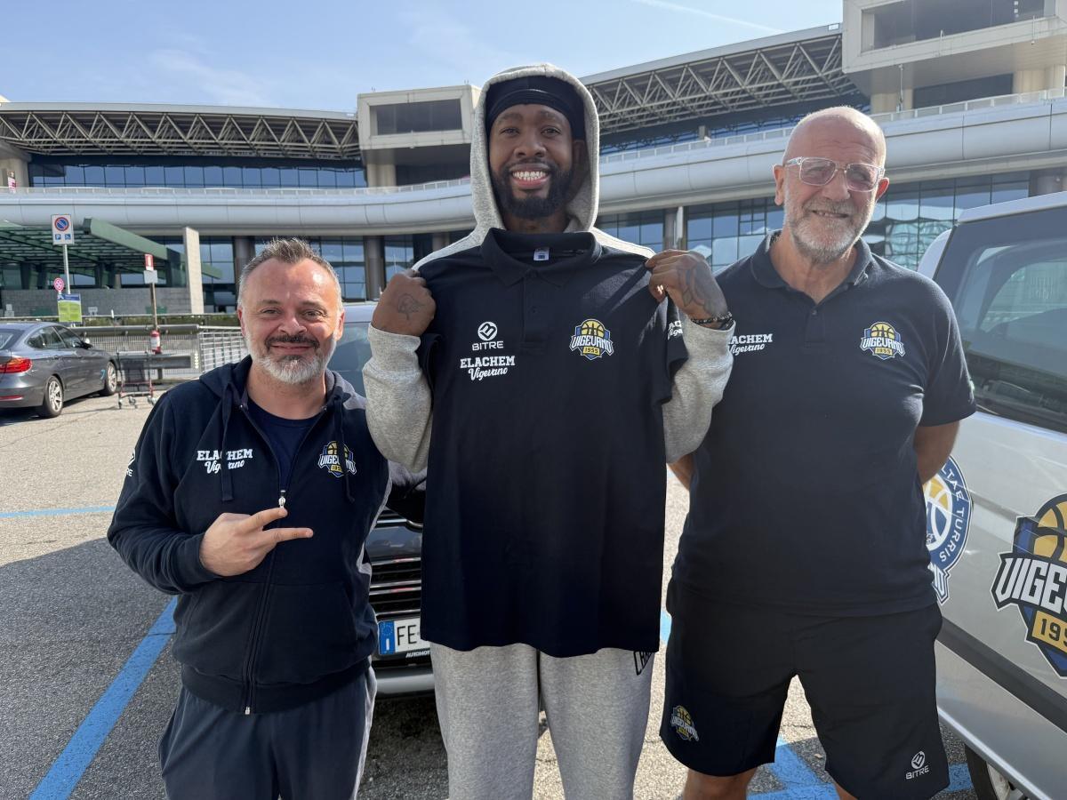 L’arrivo di Freeman a Malpensa con l’amata Baby: “Ci vediamo presto”