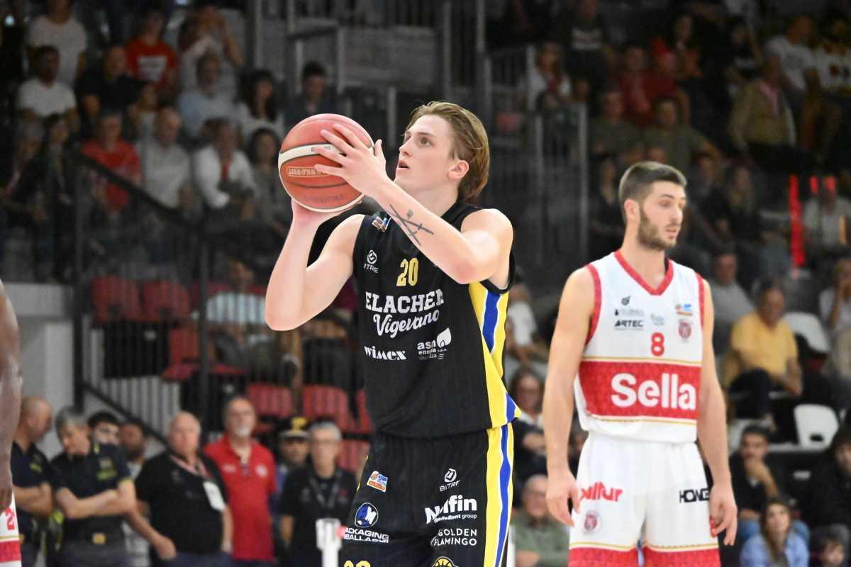 Davis-Woodson fanno Cento, Vigevano 1955 è battuta 98-88 Davis-Woodson fanno Cento, Vigevano 1955 è battuta 98-88