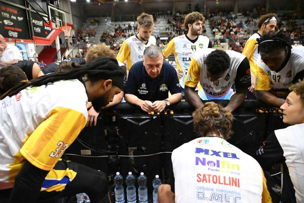 Salieri: "Siamo calati nel secondo tempo, Woodson-Davis decisivi" Salieri: "Siamo calati nel secondo tempo, Woodson-Davis decisivi"