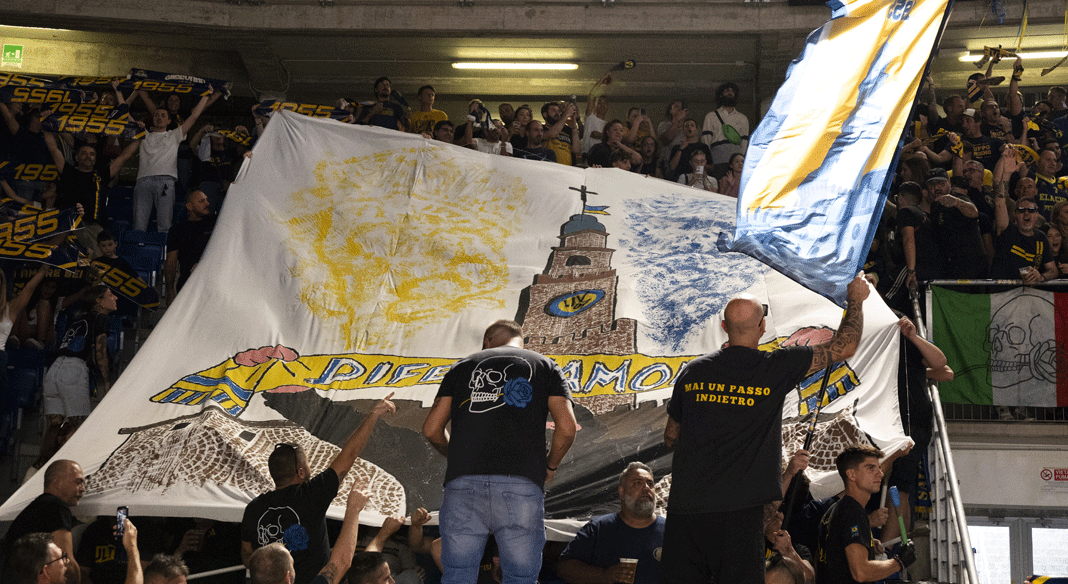 Tribuna blu nord primo anello esaurita, è corsa al biglietto per Vigevano 1955-Livorno