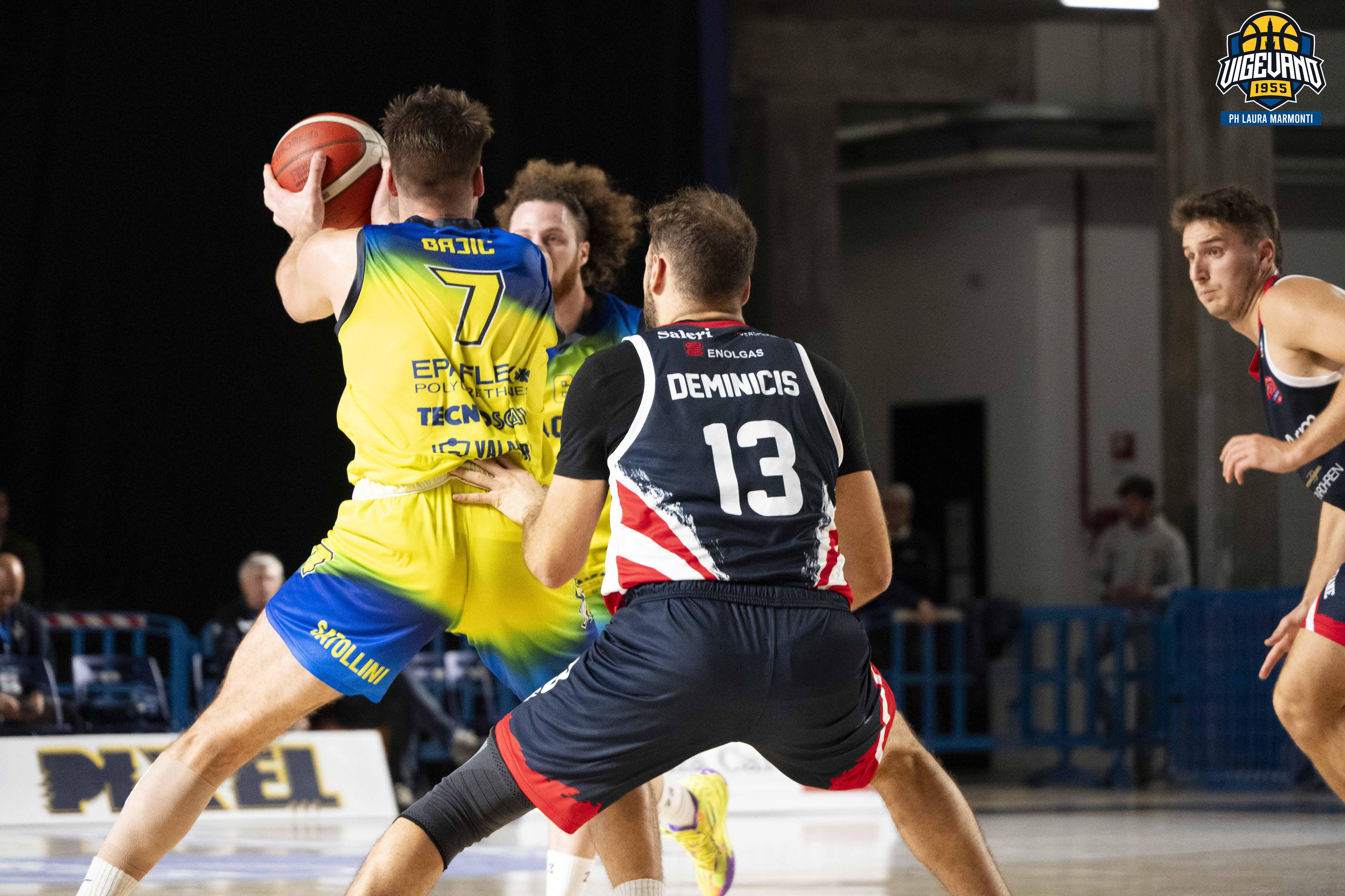 Nemanja Gajic spalle a canestro