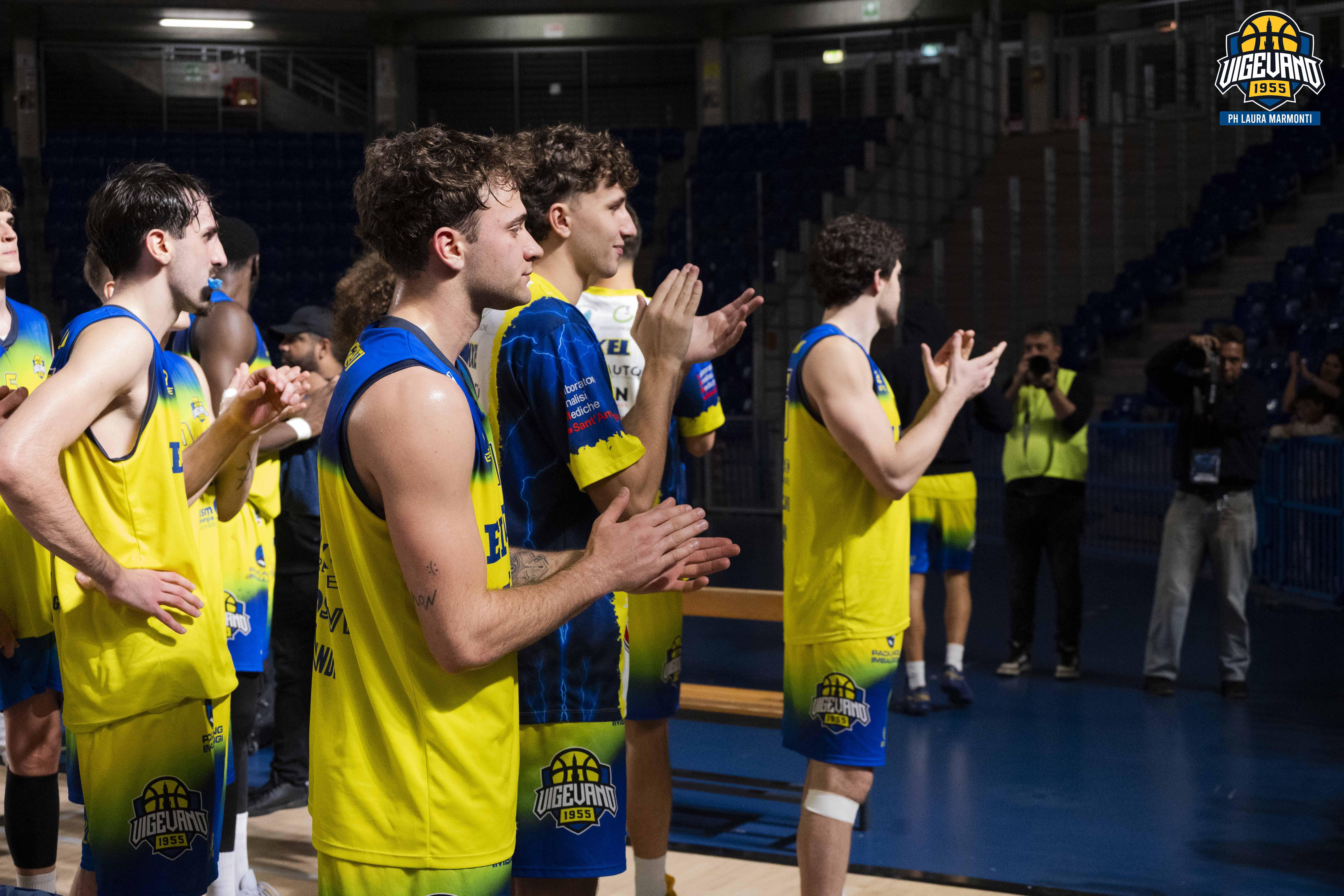 I ragazzi salutano i tifosi - 2