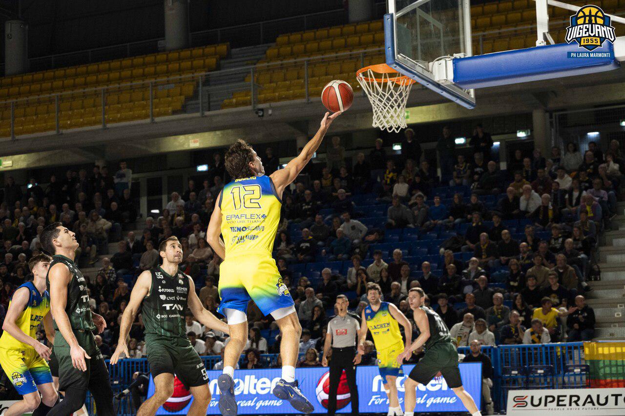 Un facile appoggio a canestro di Boglio