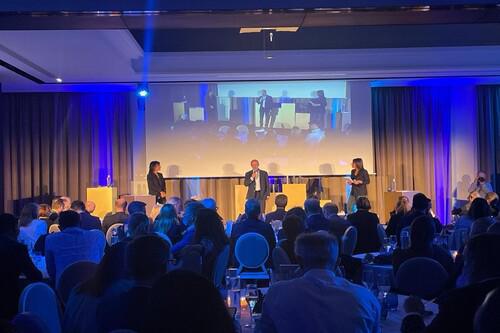 KLESIA lauréat des Trophées de l’Assurance dans la catégorie « Innovation sociétale », pour son partenariat avec 1000 cafés en faveur des seniors en territoire rural KLESIA lauréat des Trophées de l’Assurance dans la catégorie « Innovation sociétale », pour son partenariat avec 1000 cafés en faveur des seniors en territoire rural