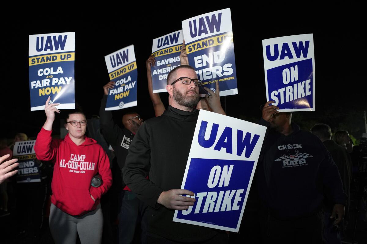 United Auto Workers convoca huelga sin precedentes en los tres fabricantes de automóviles de Detroit