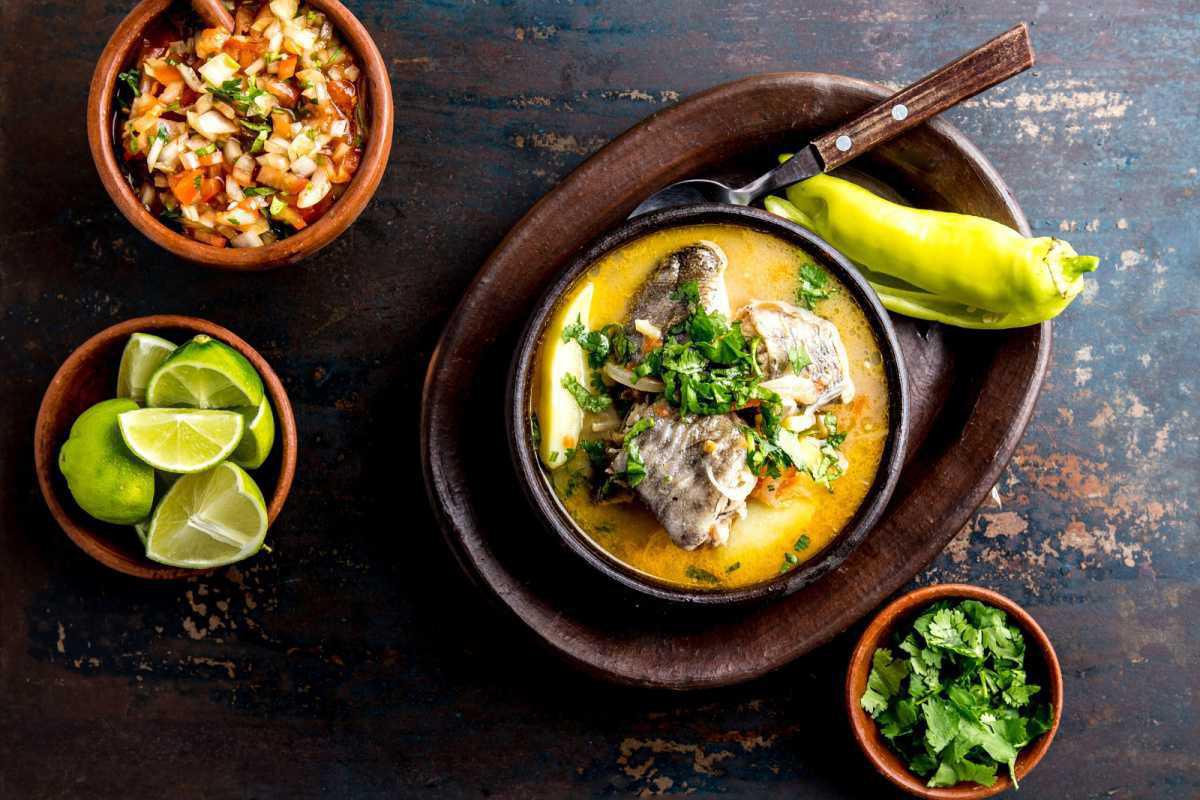Nous célébrons la journée de la cuisine chilienne avec trois plats de mer et de soleil Nous célébrons la journée de la cuisine chilienne avec trois plats de mer et de soleil