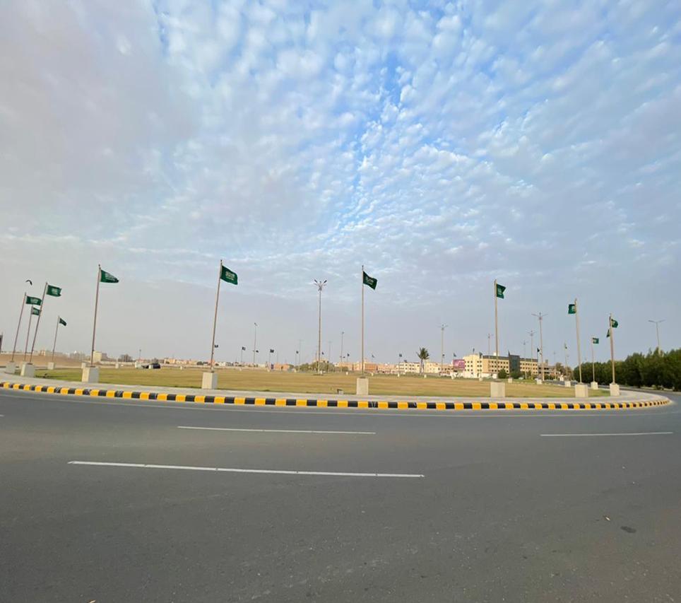 شوارع ينبع مزينة بالأعلام والأنوار الخضراء بمناسبة اليوم الوطني