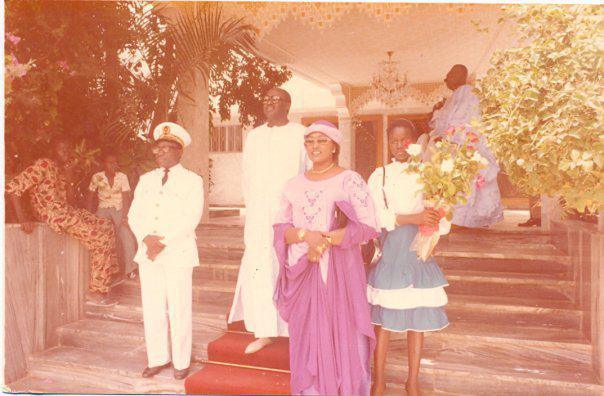 feu Baye Djily Mbaye en compagnie de feue Adja Aminta Sourang accueilant le défunt président gabonnais Omar Bongo Ondimba.