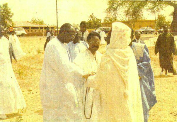 les regrettés Baye Djily MBAYE (à gauche), Omar BONGO Ondimba du Gabon (au milieu) et Serigne Abass SALL (à droite)