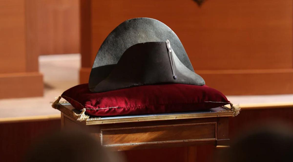 Le chapeau de Napoléon vendu aux enchères pour près de deux millions d'euros