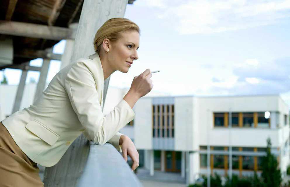 Les fumeurs travaillent deux semaines de moins par an que les non-fumeurs Les fumeurs travaillent deux semaines de moins par an que les non-fumeurs