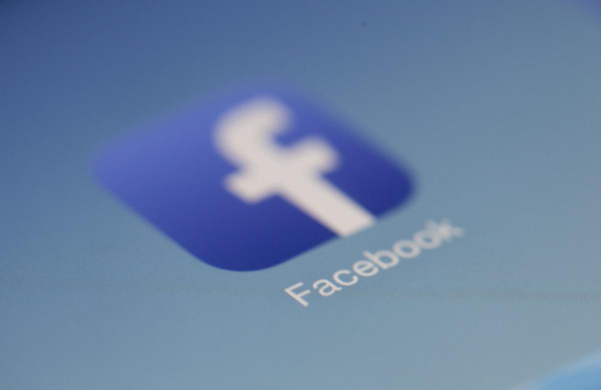 Chute du trafic Facebook: Petits éditeurs en crise face aux changements algorithmiques