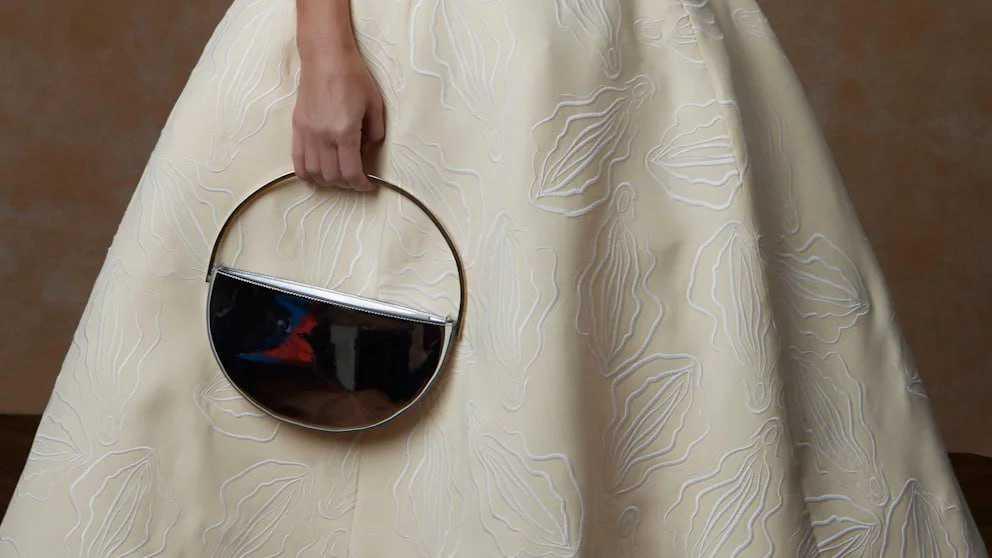 Gillian Anderson illumine les Golden Globes avec une robe audacieuse célébrant la féminité