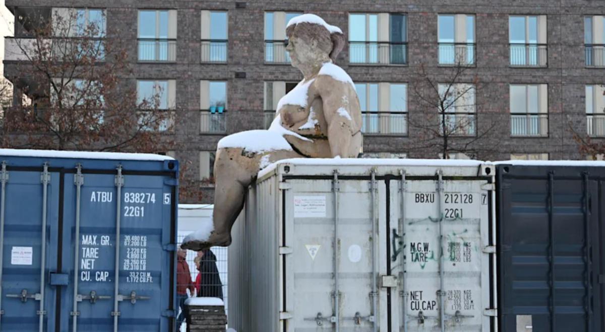 Une statue d'une femme nue est apparue à Hambourg. Les habitants l'ont reconnue comme étant Angela Merkel Une statue d'une femme nue est apparue à Hambourg. Les habitants l'ont reconnue comme étant Angela Merkel