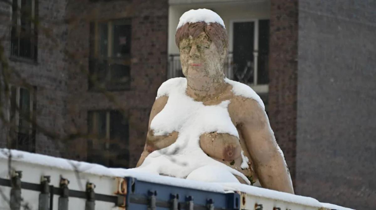 Une statue d'une femme nue est apparue à Hambourg. Les habitants l'ont reconnue comme étant Angela Merkel
