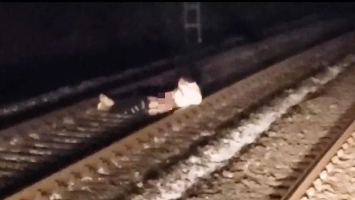 Un réfugié afghan a arrêté la circulation ferroviaire près de la ville de Kassel. Il s'est allongé sur les rails et s'est masturbé