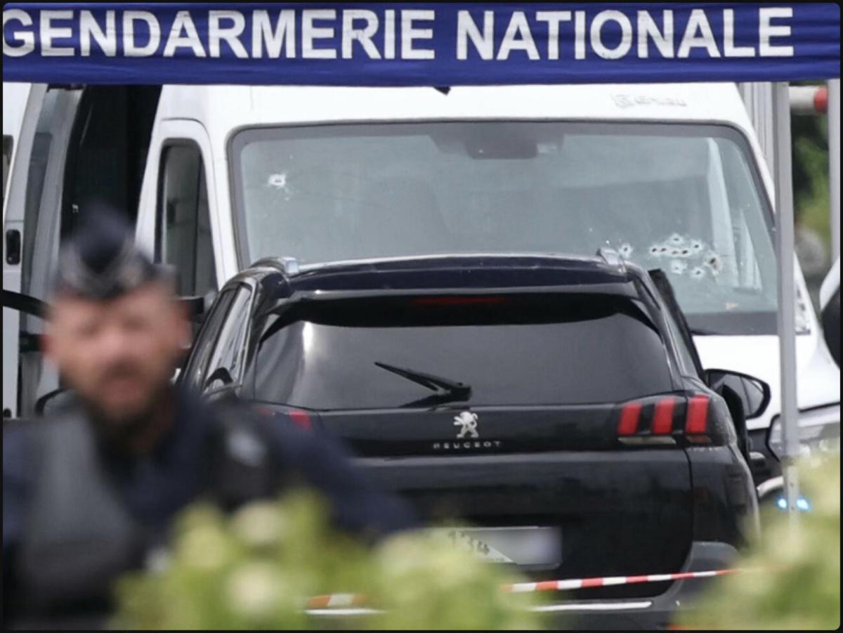 La France sous le feu des critiques internationales après l'attaque audacieuse d'un fourgon pénitentiaire
