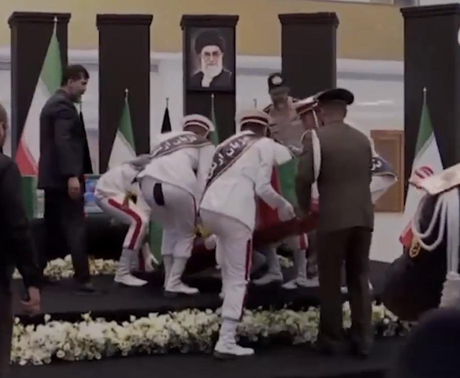 Funérailles nationales en Iran : un caleçon vole la vedette au président défunt