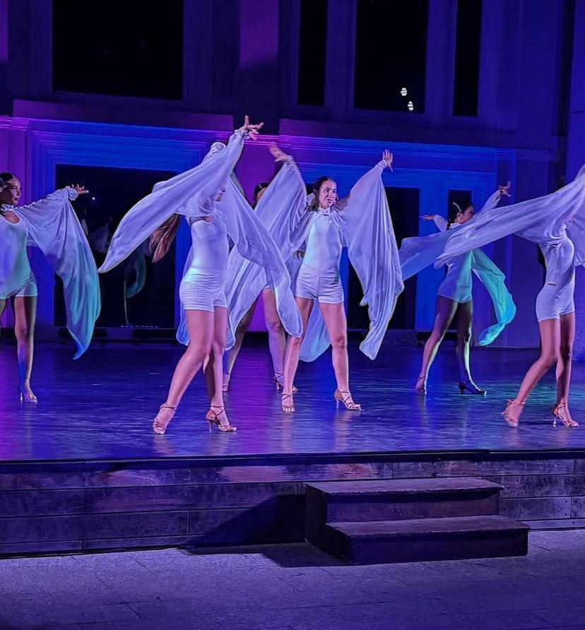 Moda, musica e coraggio al Teatro Ceroli con la Sfilata delle Farfalle Rosa Moda, musica e coraggio al Teatro Ceroli con la Sfilata delle Farfalle Rosa