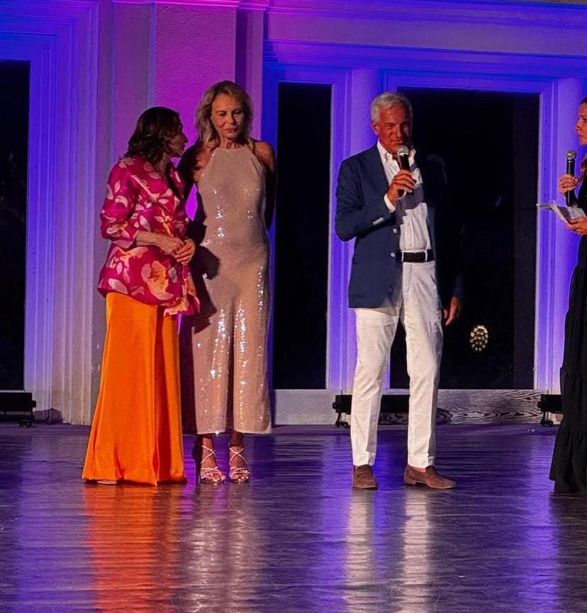 Moda, musica e coraggio al Teatro Ceroli con la Sfilata delle Farfalle Rosa Moda, musica e coraggio al Teatro Ceroli con la Sfilata delle Farfalle Rosa