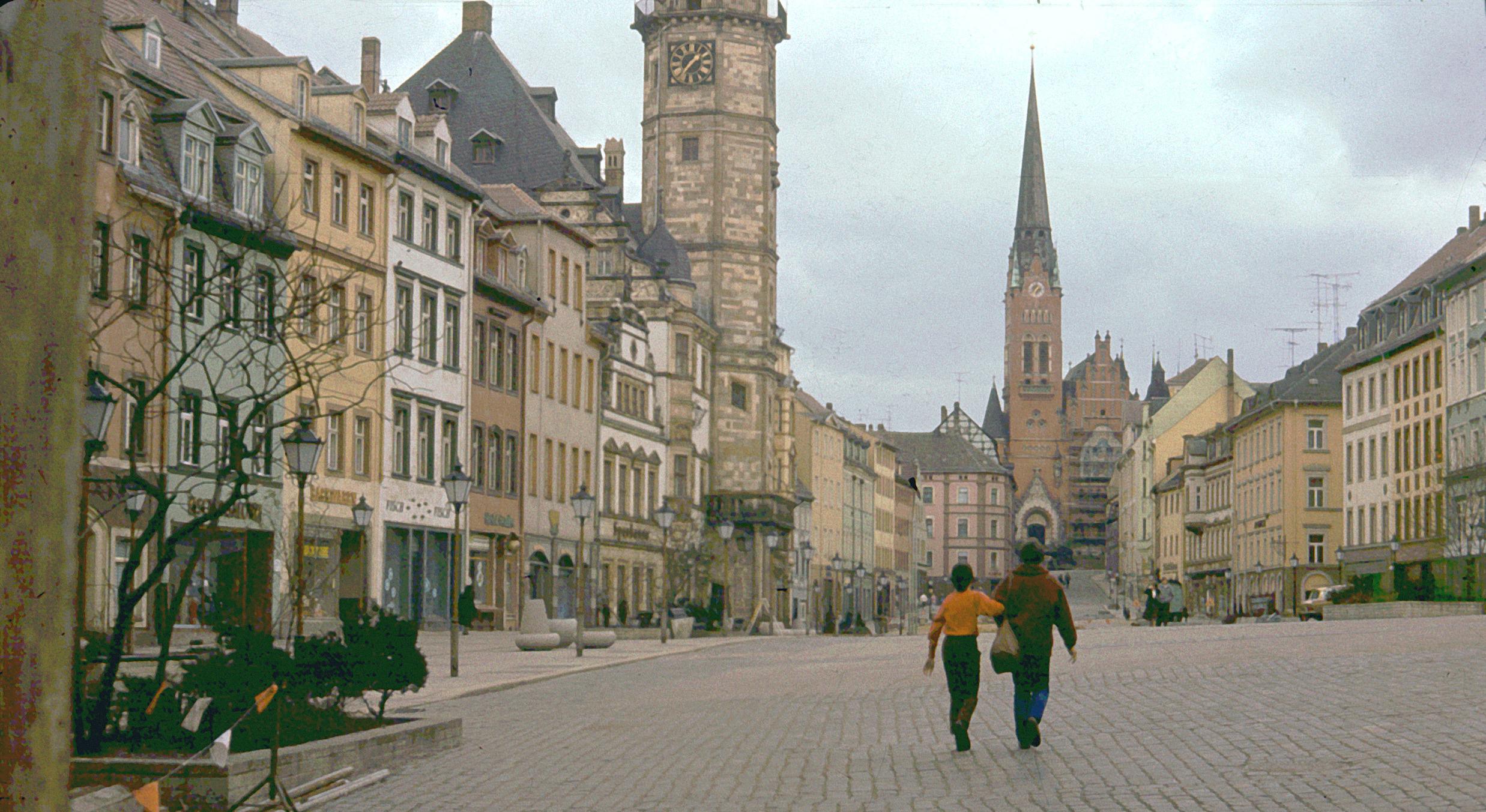 Blick vom Markt auf die Brüderkirche mit ihrem hochaufragenden Turm (1981)