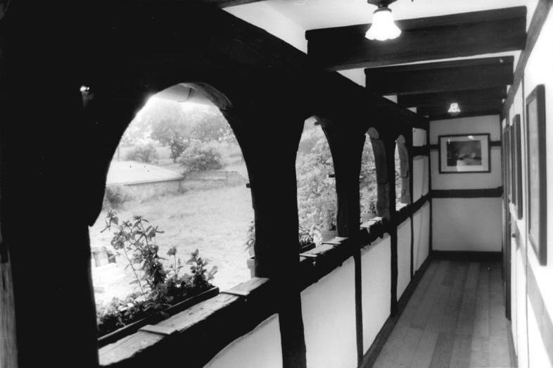 Bundesarchiv_Bild_183-1989-0215-018,_Göpfersdorf,_Blick_in_ausgebauten_Pferdestall