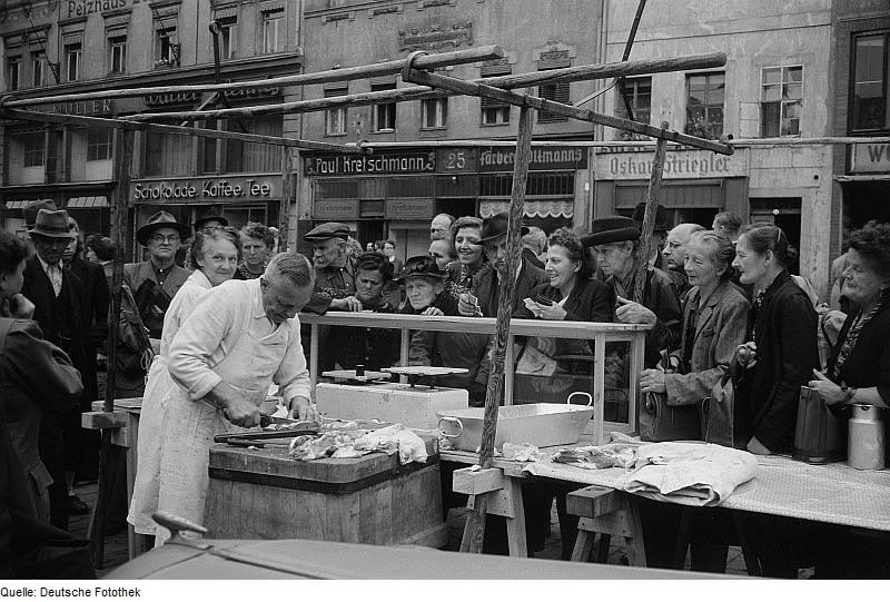 Fleischwarenverkauf auf dem Altenburger Markt (1953)