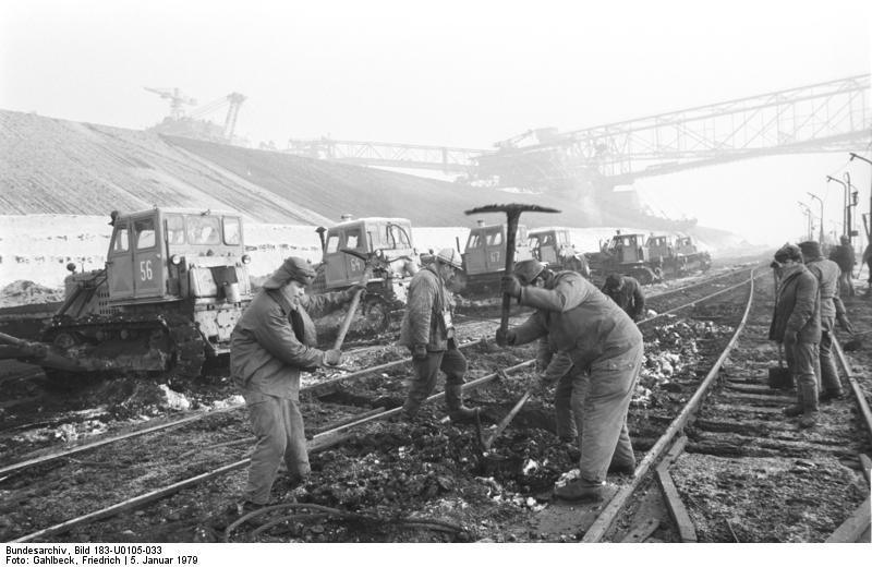 Bundesarchiv_Bild_183-U0105-033,_Braunkohlentagebau_Espenhain