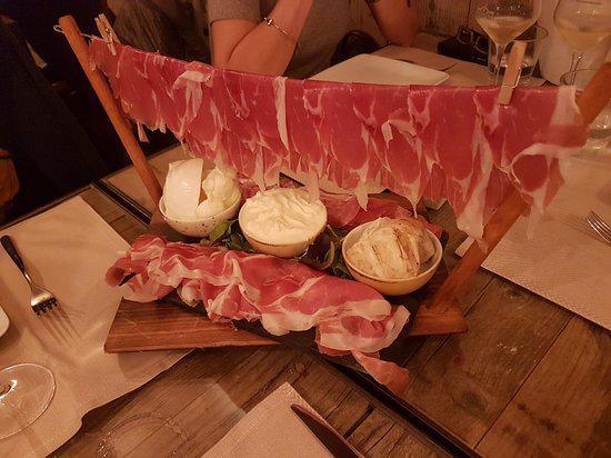 Stendino di crudi e mozzarelle 40€ Stendino di crudi e mozzarelle 40€