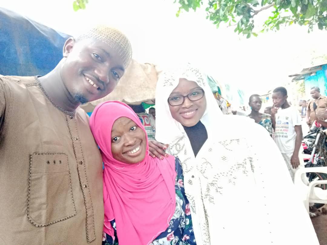 LAWAL TRES HEUREUSE AVEC SES AMIS